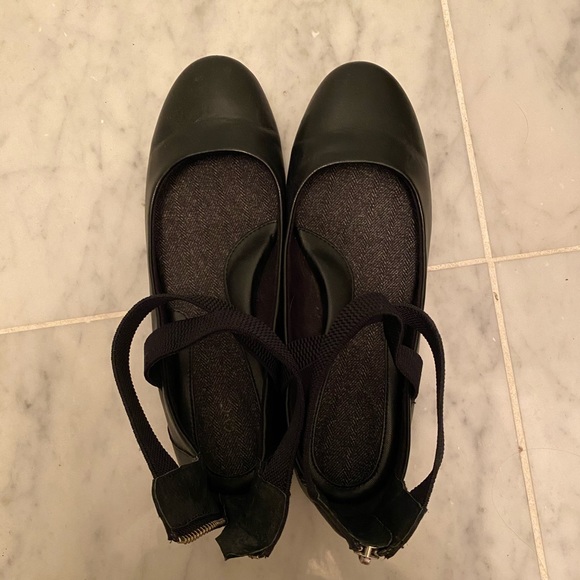 Black Flats - Picture 2 of 4